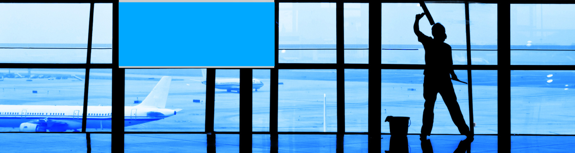 Fensterreinigung mit und ohne Rahmen ausgeführt von einer Reinigungskraft am Flughafen